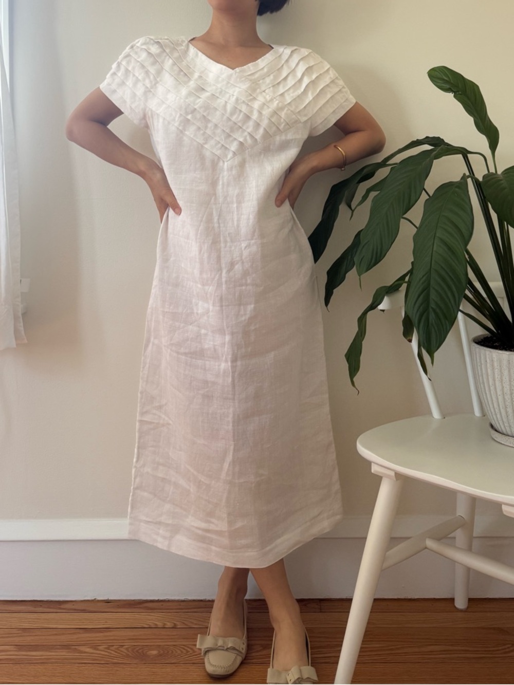 Vintage 100% linen Pleated Chevron Back Button White Shift Midi Dress Size 10